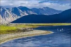 भारत की ये झीलें समय के साथ बदलती हैं अपना रंग