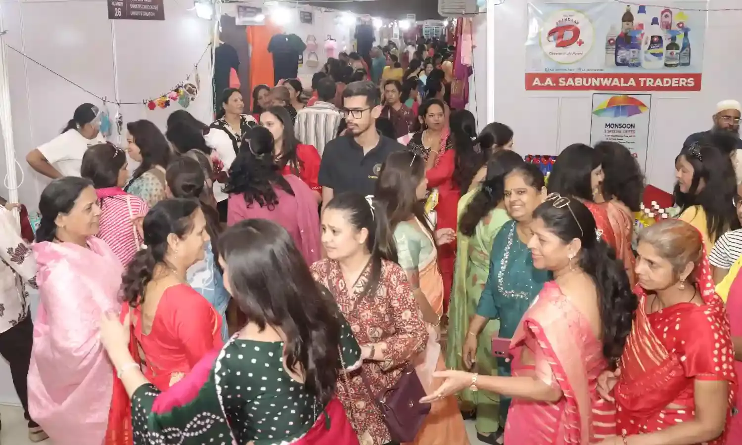 कैट उड़ान एग्जीबिशन : शिरोज ऑफ उड़ान अवार्ड ने 101 महिला संगठनों की 700 महिलाओं का हुआ सम्मान कैट उड़ान एग्जीबिशन : शिरोज ऑफ उड़ान अवार्ड ने 101 महिला संगठनों की 700 महिलाओं का हुआ सम्मान