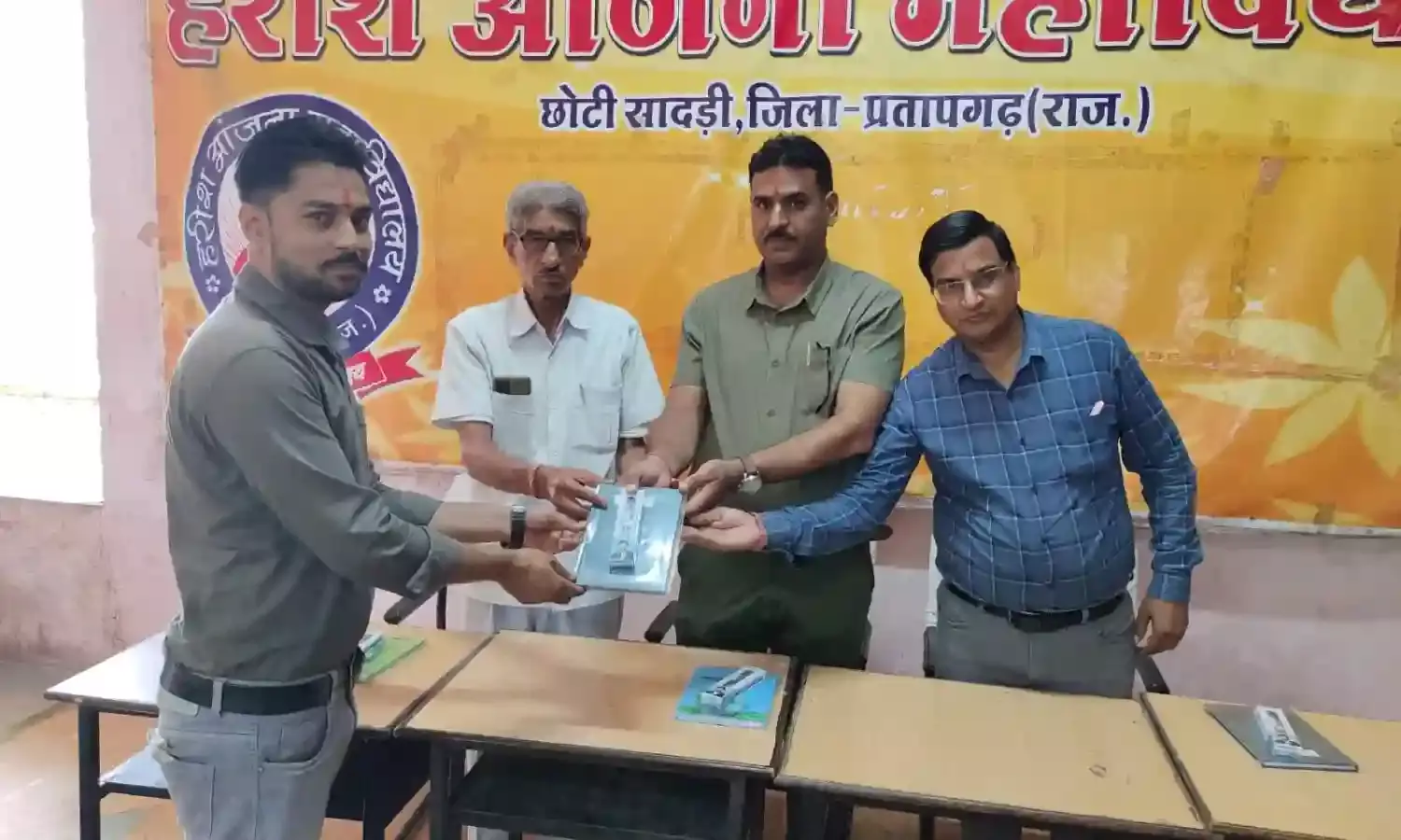 हरीश आंजना स्नातकोत्तर महाविद्यालय में गुरु पूर्णिमा पर किया शिक्षकों का सम्मान