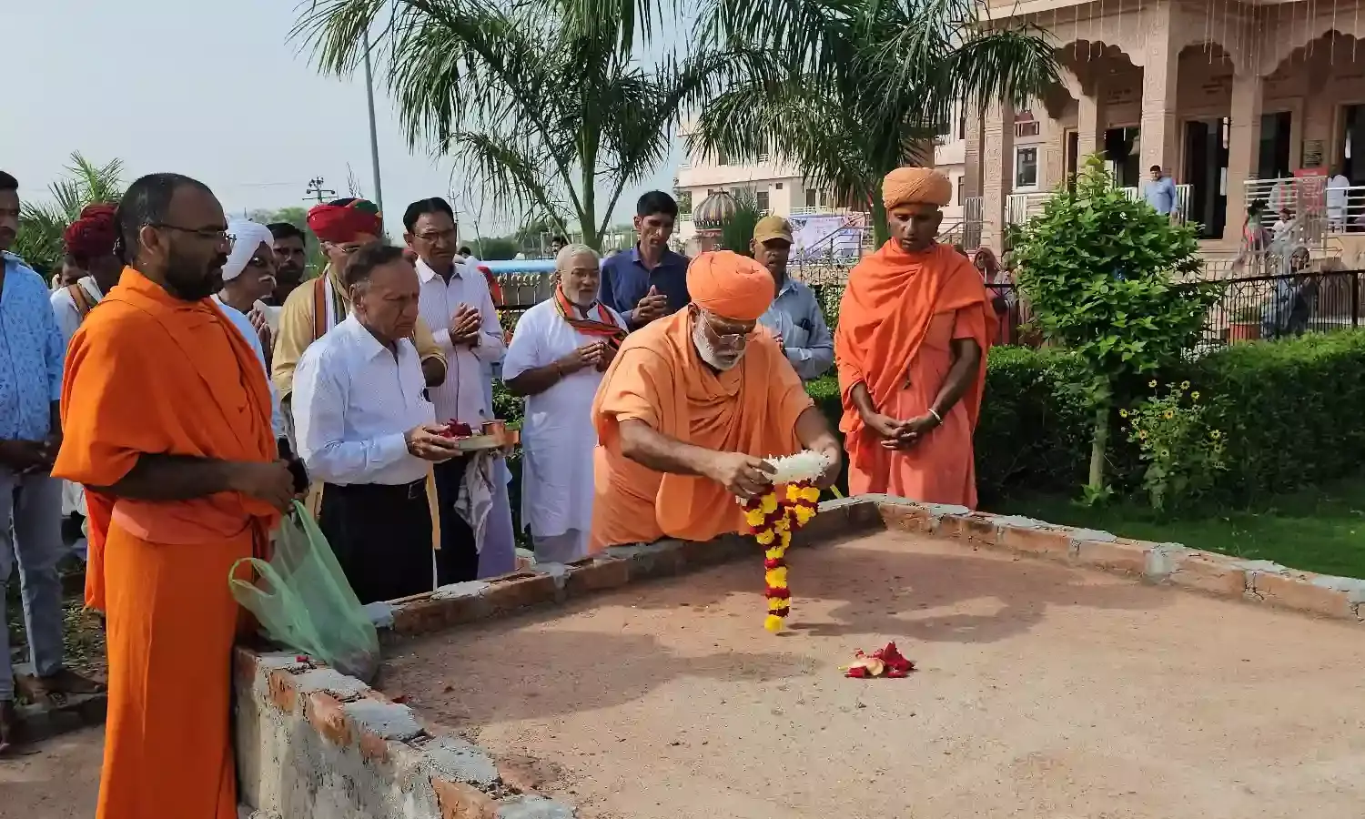 महामंडलेश्वर स्वामी जगदीश पुरी महाराज ने दिया गुरु भक्ति का मंत्र, श्रद्धालुओं का उमड़ा सैलाब महामंडलेश्वर स्वामी जगदीश पुरी महाराज ने दिया गुरु भक्ति का मंत्र, श्रद्धालुओं का उमड़ा सैलाब