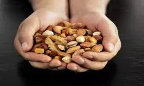 एक और कारनामा... एक घंटे में 14 किलो ड्राई फ्रूट खा गए अधिकारी