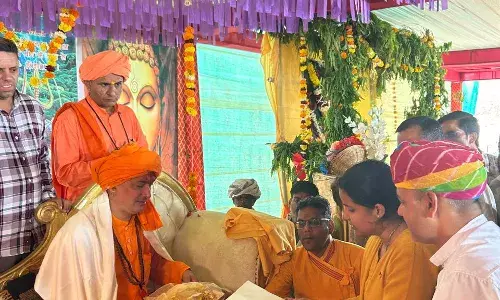 जिले में विविध धार्मिक स्थलों पर संतो को भेंट किए श्रीफल, शॉल, दक्षिणा