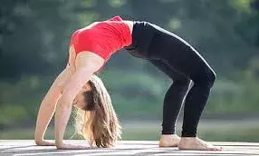 आंखों से लेकर रीढ़-कमर के लिए फायदेमंद है चक्रासन, जानें सही विधि