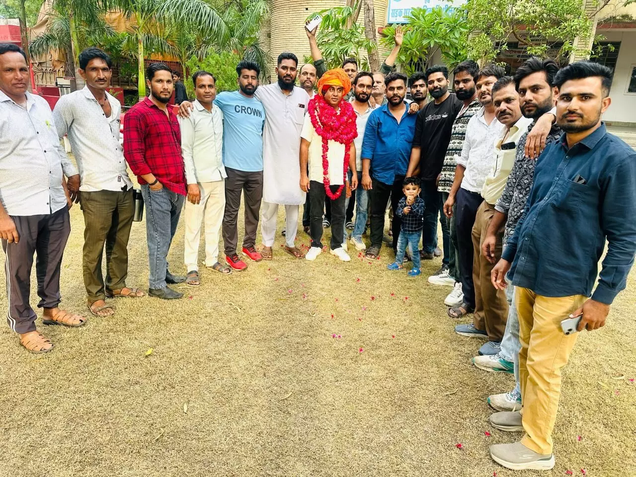 युनुस का प्रशासनिक अधिकारी बनने पर किया स्वागत युनुस का प्रशासनिक अधिकारी बनने पर किया स्वागत
