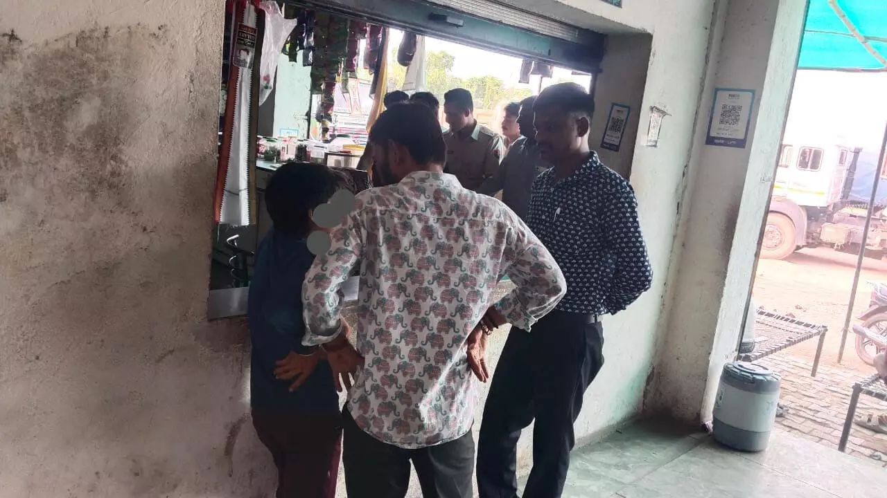 होटल से नाबालिग बालश्रमिक रेस्क्यू कर मुक्त कराया होटल से नाबालिग बालश्रमिक रेस्क्यू कर मुक्त कराया