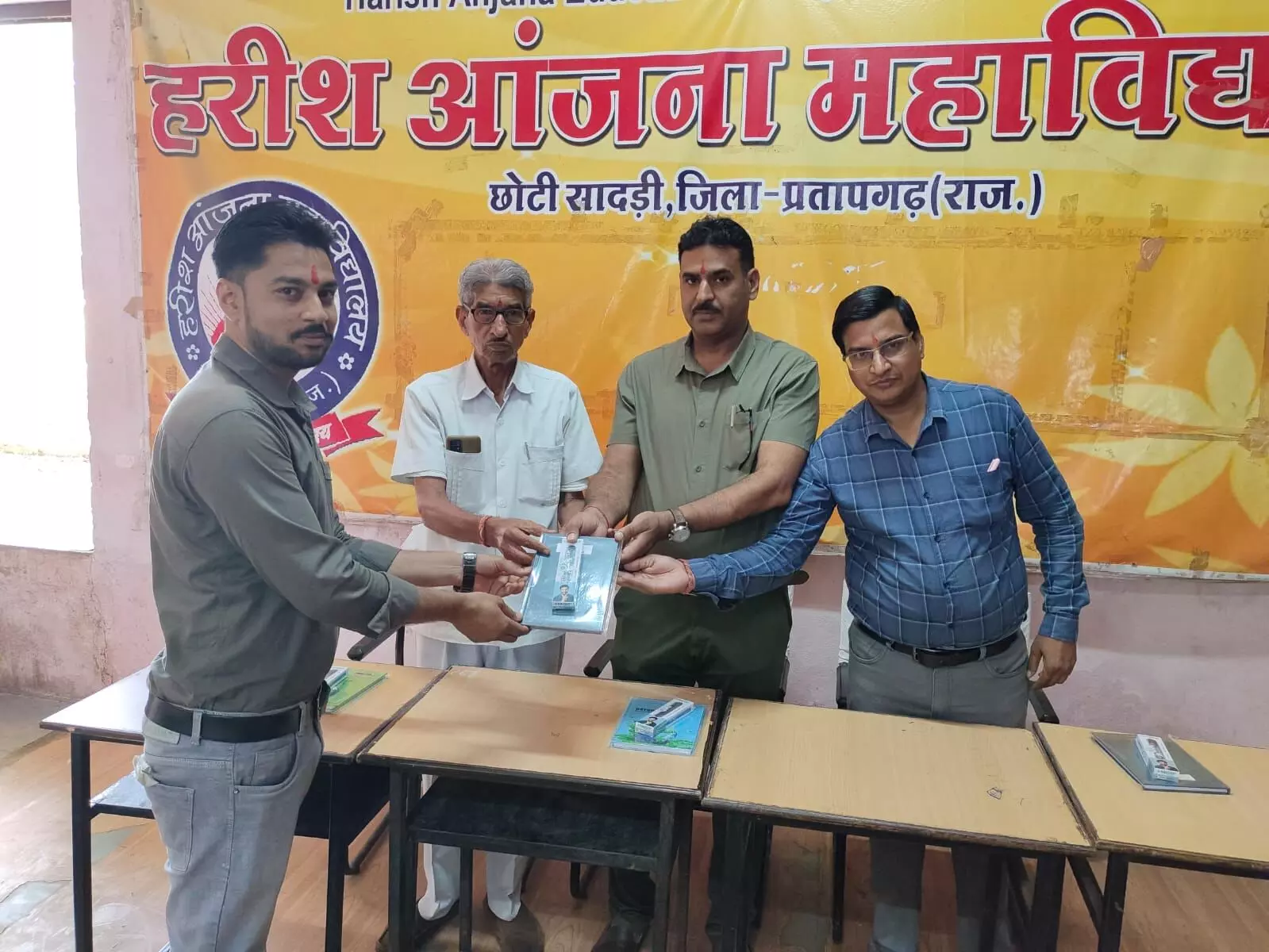 हरीश आंजना स्नातकोत्तर महाविद्यालय में गुरु पूर्णिमा पर किया शिक्षकों का सम्मान