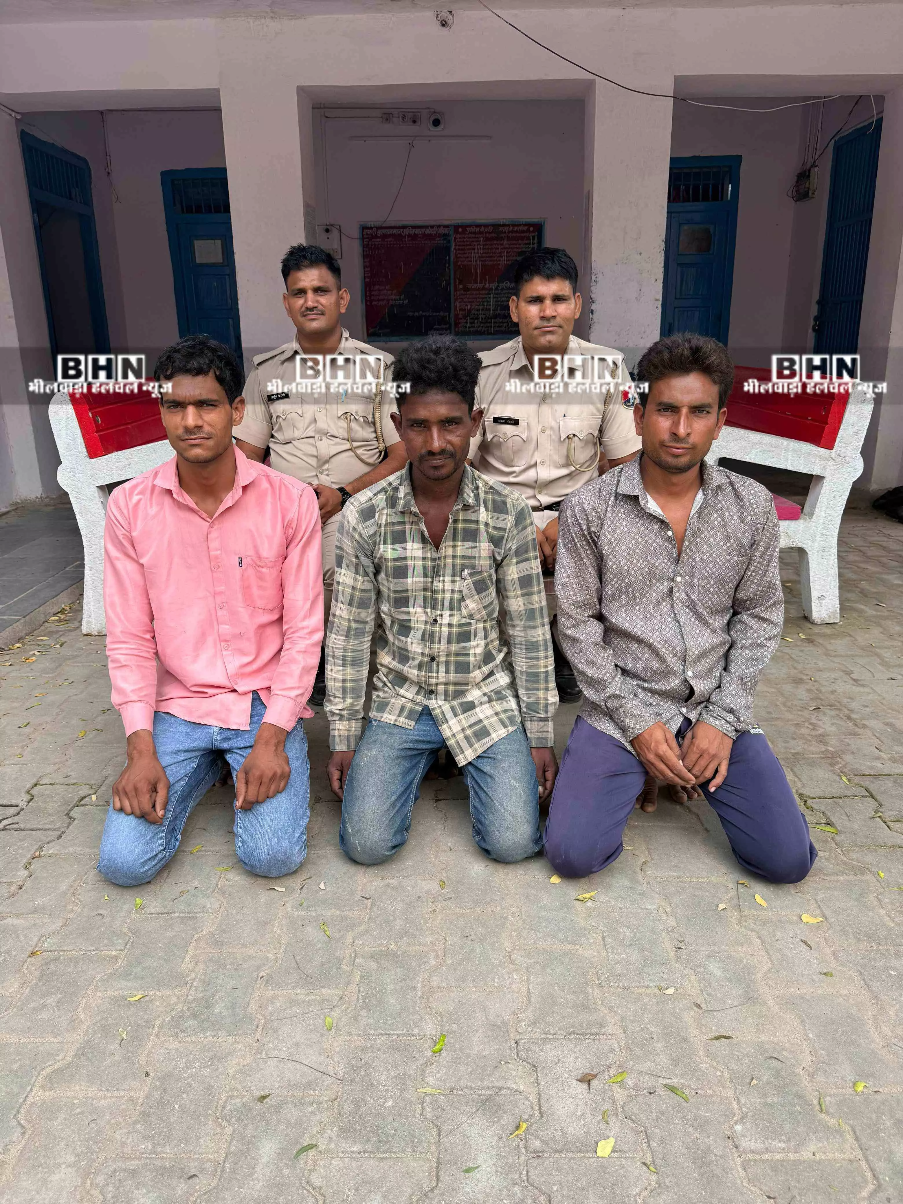 बजरी माफियाओं पर पुलिस की कार्रवाई, 5 ट्रैक्टर -ट्रॉली, 2 बिना नंबरी ट्रैक्टर जब्त, 4 चार चालक गिरफ्तार बजरी माफियाओं पर पुलिस की कार्रवाई, 5 ट्रैक्टर -ट्रॉली, 2 बिना नंबरी ट्रैक्टर जब्त, 4 चार चालक गिरफ्तार