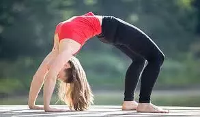 आंखों से लेकर रीढ़-कमर के लिए फायदेमंद है चक्रासन, जानें सही विधि