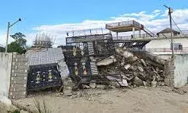 बुलडोजर से जमींदोज हुई धर्मांतरण रैकेट के मास्टरमाइंड  छांगुर बाबा की कोठी  , लगे 3 दिन और 10 से ज्यादा बुलडोजर