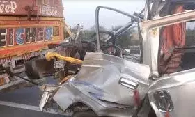 खाटू श्यामजी के दर्शन कर  लौट   कार खड़े डंपर से टकराई,  एक ही परिवार 3  लोगों  की मौत; 7 घायल