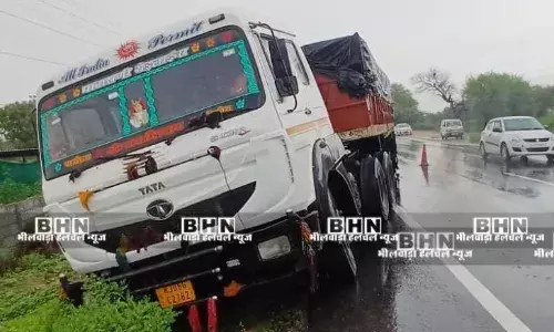 ट्रेलर व कार में टक्कर बड़ा हादसा टला