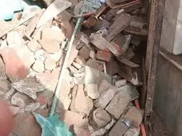 दिल्ली में बड़ा हादसा, भरभराकर गिरी इमारत, एक की मौत दिल्ली में बड़ा हादसा, भरभराकर गिरी इमारत, एक की मौत