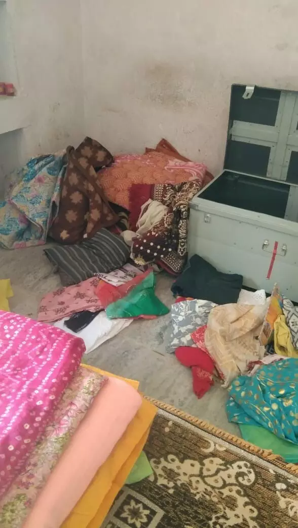कुंडिया खुर्द में दिनदहाड़े चोरी की वारदात,लाखों का माल ले उड़े चोर