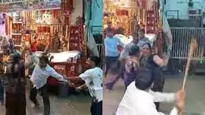 खाटूश्याम मंदिर में श्रद्धालुओं से भिड़े दुकानदार, दोनों पक्षों में चलीं लाठियां, चार गिरफ्तार खाटूश्याम मंदिर में श्रद्धालुओं से भिड़े दुकानदार, दोनों पक्षों में चलीं लाठियां, चार गिरफ्तार