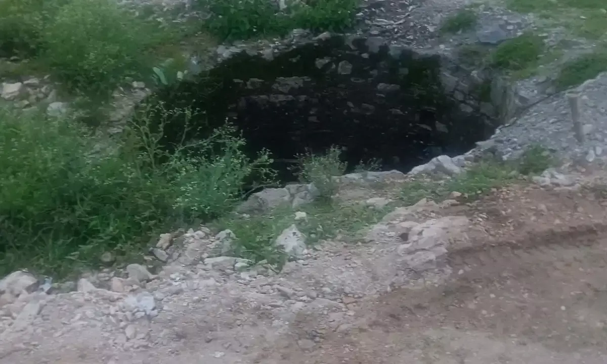 लुहारिया रोड पर बिना मुंडेर का कुआँ, हादसे की आशंका