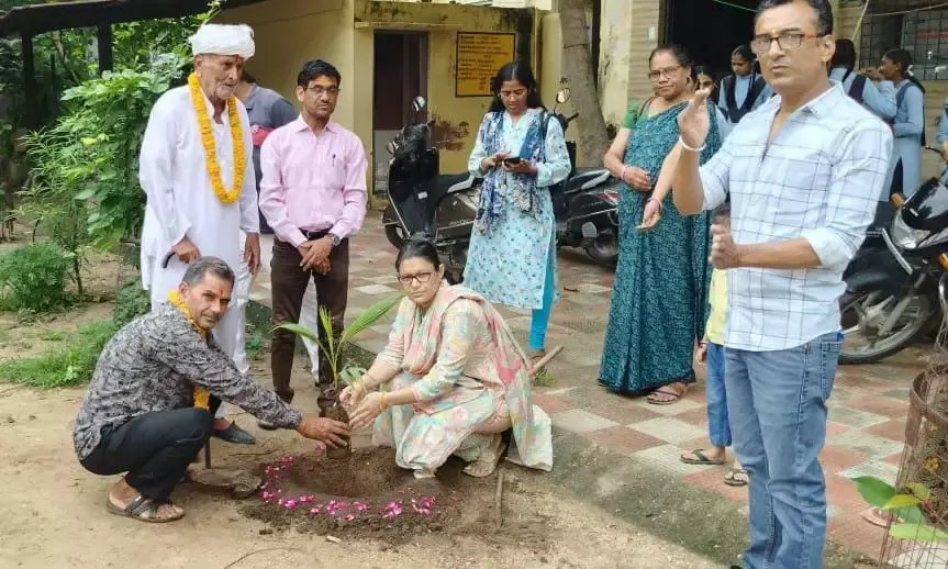 भामाशाह गोरा ने वृक्षारोपण कर विद्यालय में वाटर कूलर किया भेंट