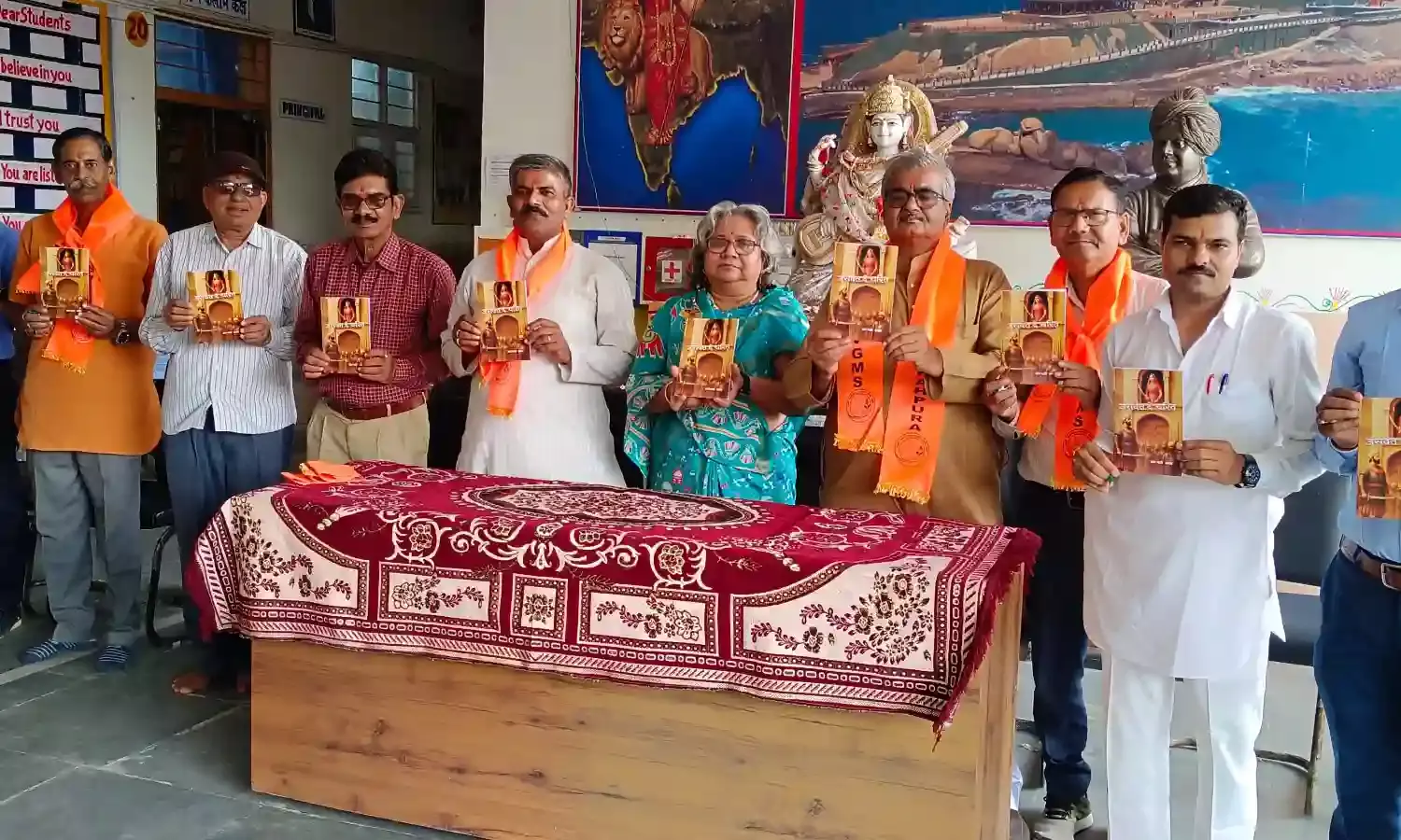 साहित्य परिषद द्वारा व्यास जयंती व जसवंत दे चरित राजस्थानी खण्ड काव्य का विमोचन किया साहित्य परिषद द्वारा व्यास जयंती व जसवंत दे चरित राजस्थानी खण्ड काव्य का विमोचन किया