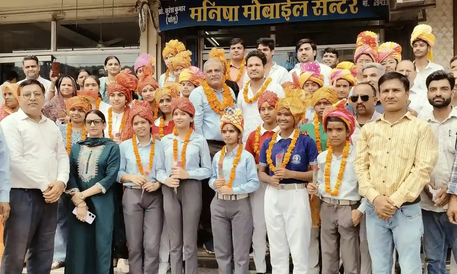 बोर्ड परीक्षा में अच्छे अंक प्राप्त करने वाले छात्र-छात्राओं को किया सम्मानित