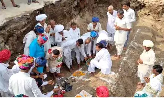 अखेपुर में चारभुजानाथ मंदिर निर्माण की नींव स्थापना, गांव में छाया भक्ति का माहौल