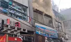 दिल्ली के सदर बाजार में लगी आग, मौके पर दमकल की 10 गाड़ियां पहुंचीं