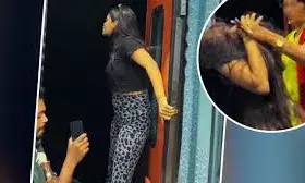 बना रही थी चलती ट्रेन के दरवाजे पर रील  , मम्मी ने ऐसे उतारा भूत