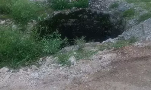 लुहारिया रोड पर बिना मुंडेर का कुआँ, हादसे की आशंका