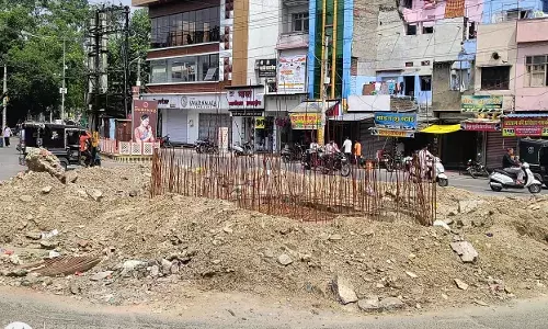 नगर निगम का खोदा गड्ढा बना मुसीबत !