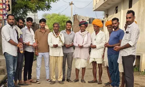 विधायक मीणा के जन्मदिन को लेकर ग्रामीणों को पीले चावल बांटे