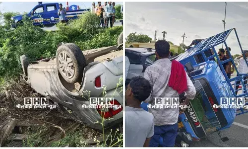 फैक्ट्री के बाहर खड़ी कार व टेंपो को टक्कर मारकर खाई में पलटी कार, दो घायल