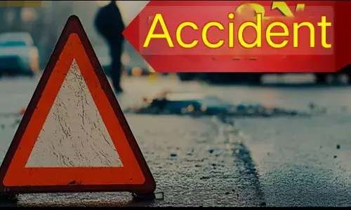 खड़े ट्रेलर में घुसी बाइक, एक की मौत, एक घायल