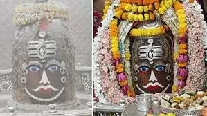 मस्तक पर त्रिपुंड लगाकर सजे बाबा महाकाल