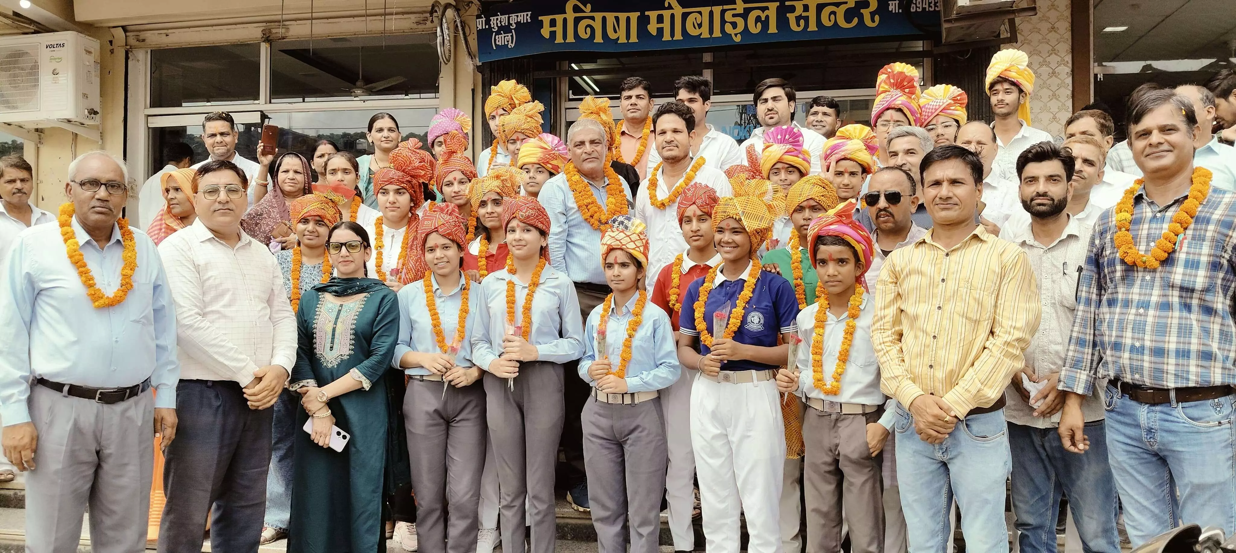 बोर्ड परीक्षा में अच्छे अंक प्राप्त करने वाले छात्र-छात्राओं को किया सम्मानित
