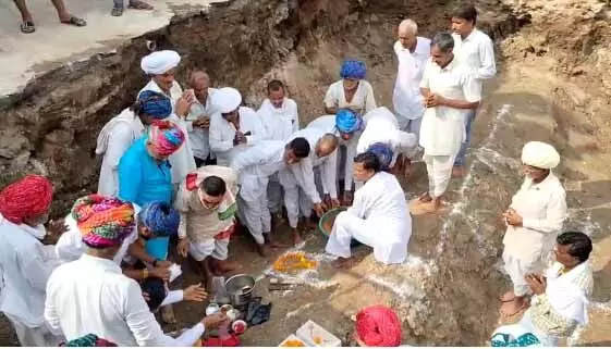 अखेपुर में चारभुजानाथ मंदिर निर्माण की नींव स्थापना, गांव में छाया भक्ति का माहौल अखेपुर में चारभुजानाथ मंदिर निर्माण की नींव स्थापना, गांव में छाया भक्ति का माहौल