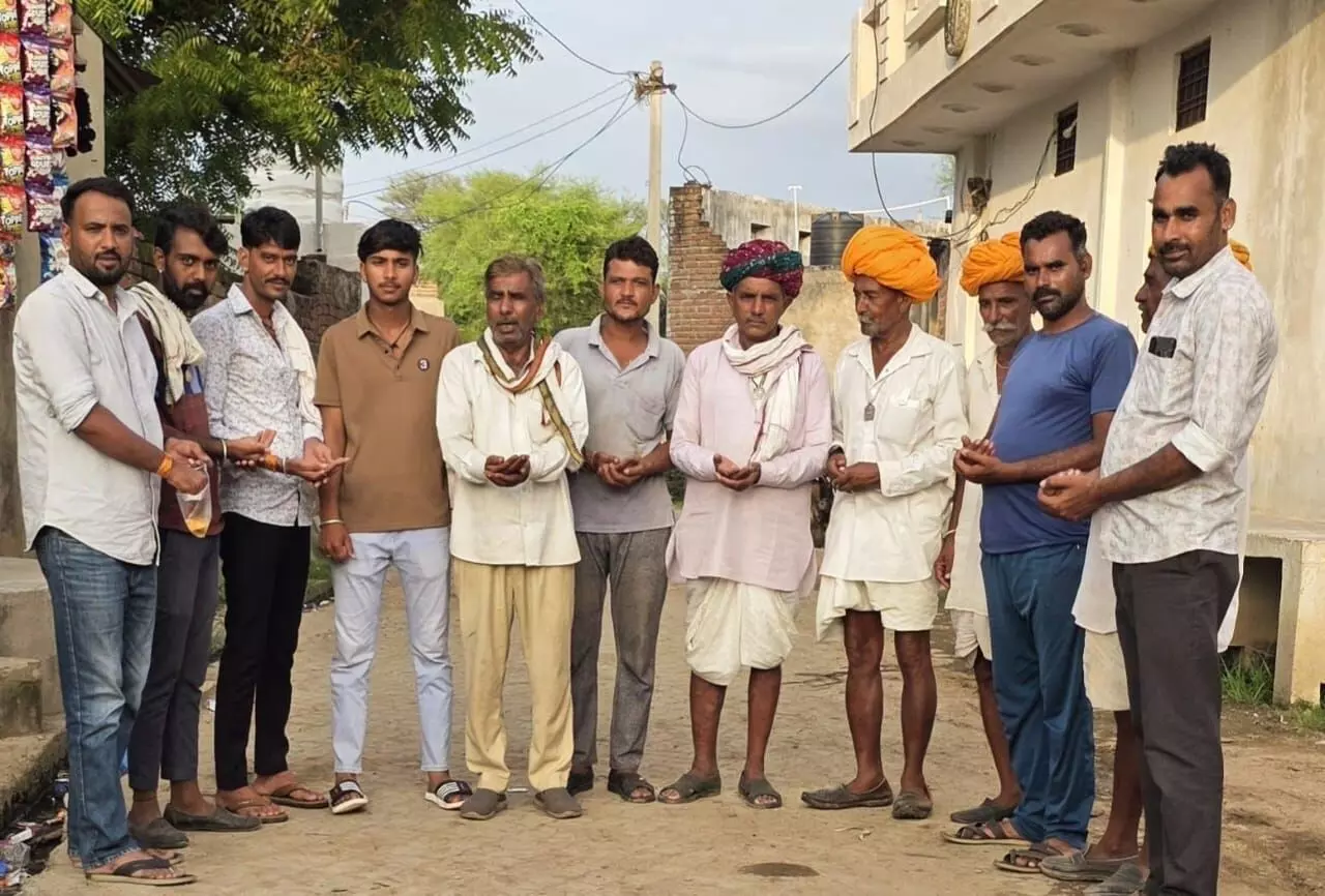 विधायक मीणा के जन्मदिन को लेकर ग्रामीणों को पीले चावल बांटे विधायक मीणा के जन्मदिन को लेकर ग्रामीणों को पीले चावल बांटे