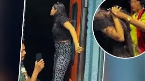 बना रही थी चलती ट्रेन के दरवाजे पर रील  , मम्मी ने ऐसे उतारा भूत