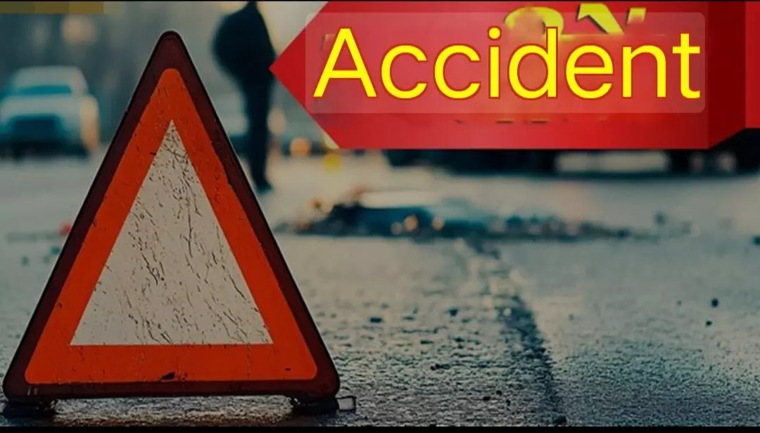 खड़े ट्रेलर में घुसी बाइक, एक की मौत, एक घायल