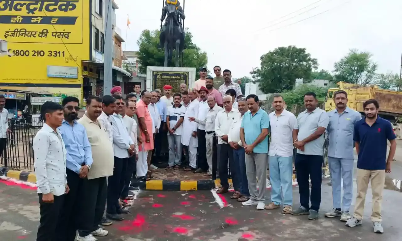 वीरपता मूर्ति के 10 वे स्थापना दिवस पर माल्यार्पण