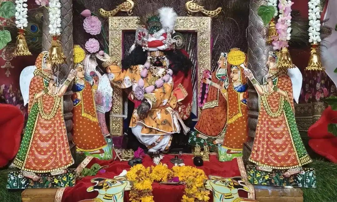 सांवलिया सेठ मंदिर में भगवान का रासबिहारी श्रृंगार, ठाकुर जी के झूले पर दर्शन