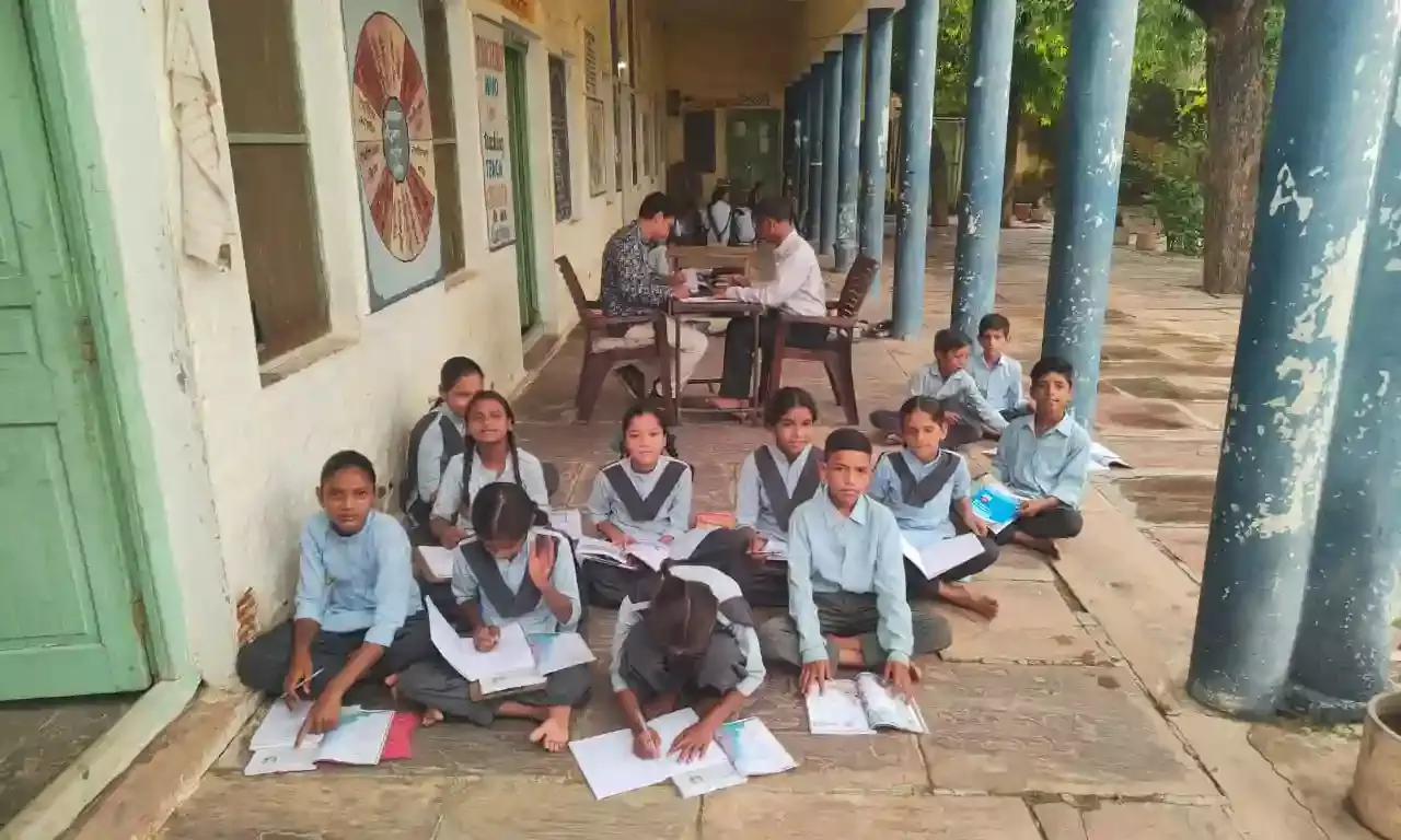 ग्रामीणों ने प्रशासन से नया भवन बनाने की मांग ग्रामीणों ने प्रशासन से नया भवन बनाने की मांग