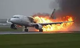 लंदन में टेकऑफ के बाद क्रैश हुआ प्लेन, विमान में लगी भीषण आग,कई लोगों के मारे जाने की आशंका