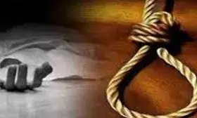 एक माह पहले विवाह के बंधन में बंधी युवती ने ससुराल में फांसी लगाकर दी जान एक माह पहले विवाह के बंधन में बंधी युवती ने ससुराल में फांसी लगाकर दी जान