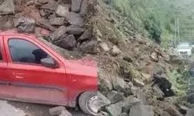 हिमाचल  में भूस्खलन, कई गाड़ी मलबे में दबी; 11 सड़कें भी बंद