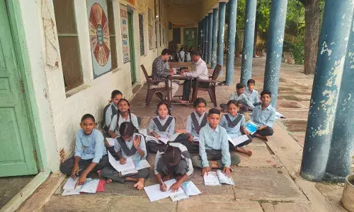 ग्रामीणों ने प्रशासन से नया भवन बनाने की मांग