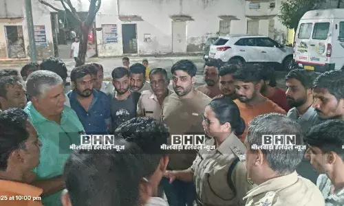 मांडल में नाबालिग लडक़ों पर हमला, गरमाया माहौल, मांडल थाने पर प्रदर्शन कर की कार्रवाई की मांग