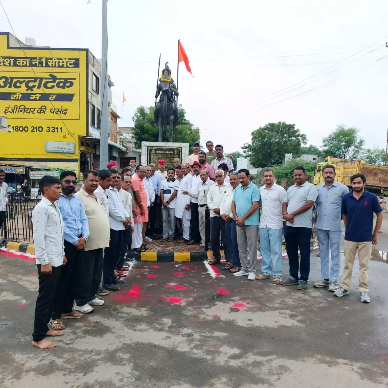 वीरपता मूर्ति के 10 वे स्थापना दिवस पर माल्यार्पण