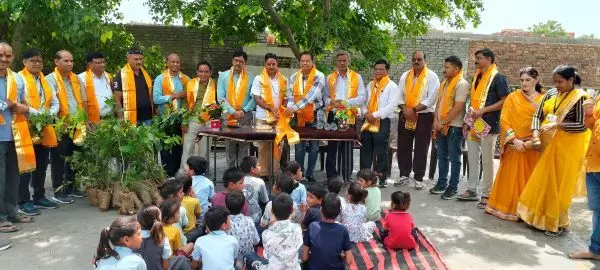 200 पौधे लगाए