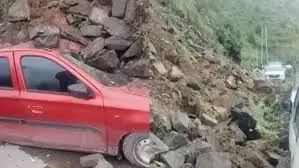हिमाचल में भूस्खलन, कई गाड़ी मलबे में दबी; 11 सड़कें भी बंद हिमाचल में भूस्खलन, कई गाड़ी मलबे में दबी; 11 सड़कें भी बंद
