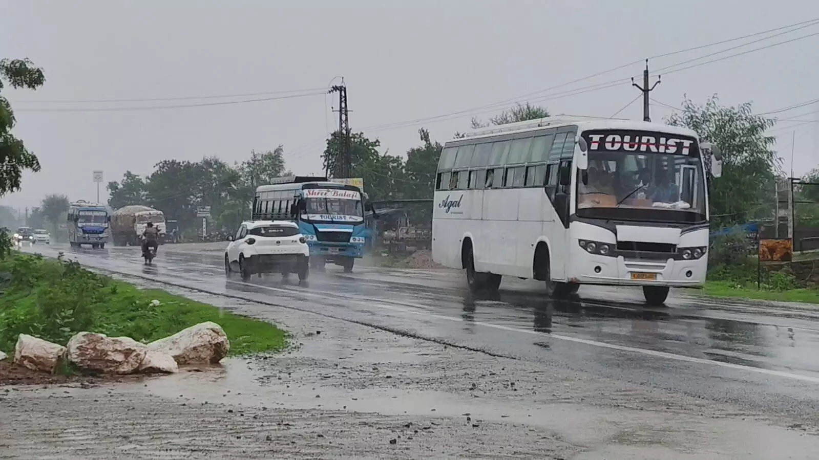 सवाईपुर क्षेत्र में आधे घंटे तक चला झमाझम बारिश का दौरा सवाईपुर क्षेत्र में आधे घंटे तक चला झमाझम बारिश का दौरा