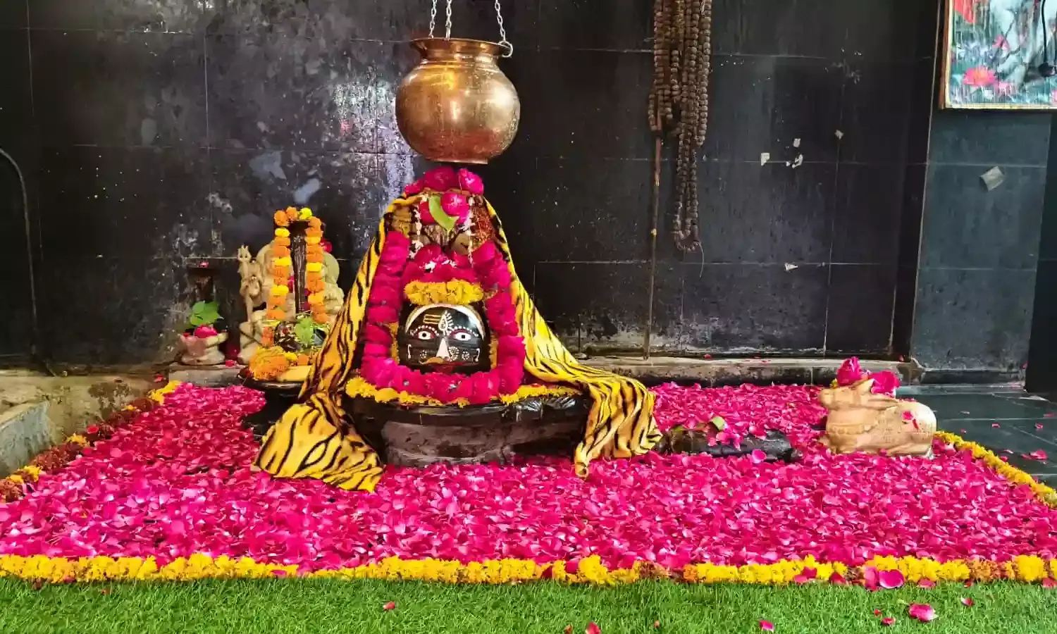 सावन के पहले सोमवार को गुप्तेश्वर महादेव का किया भव्य श्रृंगार सावन के पहले सोमवार को गुप्तेश्वर महादेव का किया भव्य श्रृंगार