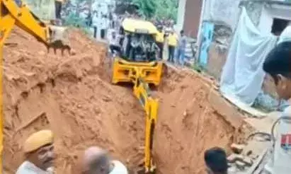 कुई खोदते समय हादसा, 20 फीट गहरी मिट्टी में दबा श्रमिक